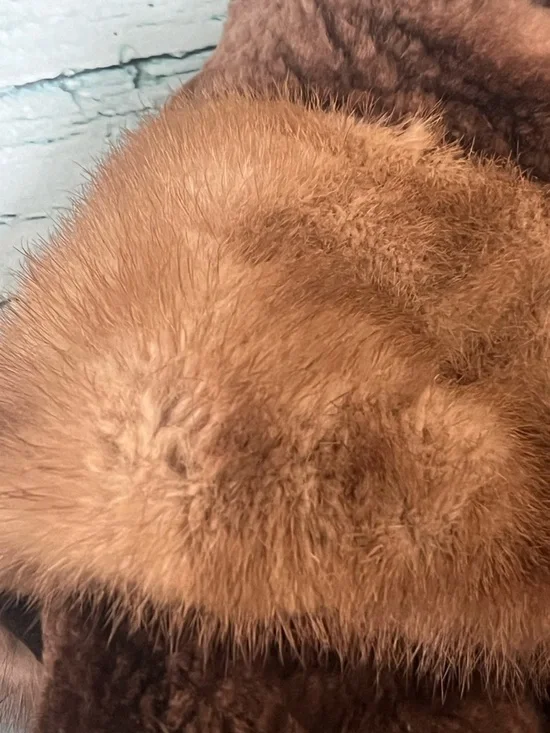 Real Fur Luxurious Vintage Fur Coat – Classic & Elegant - Picture 12 of 15